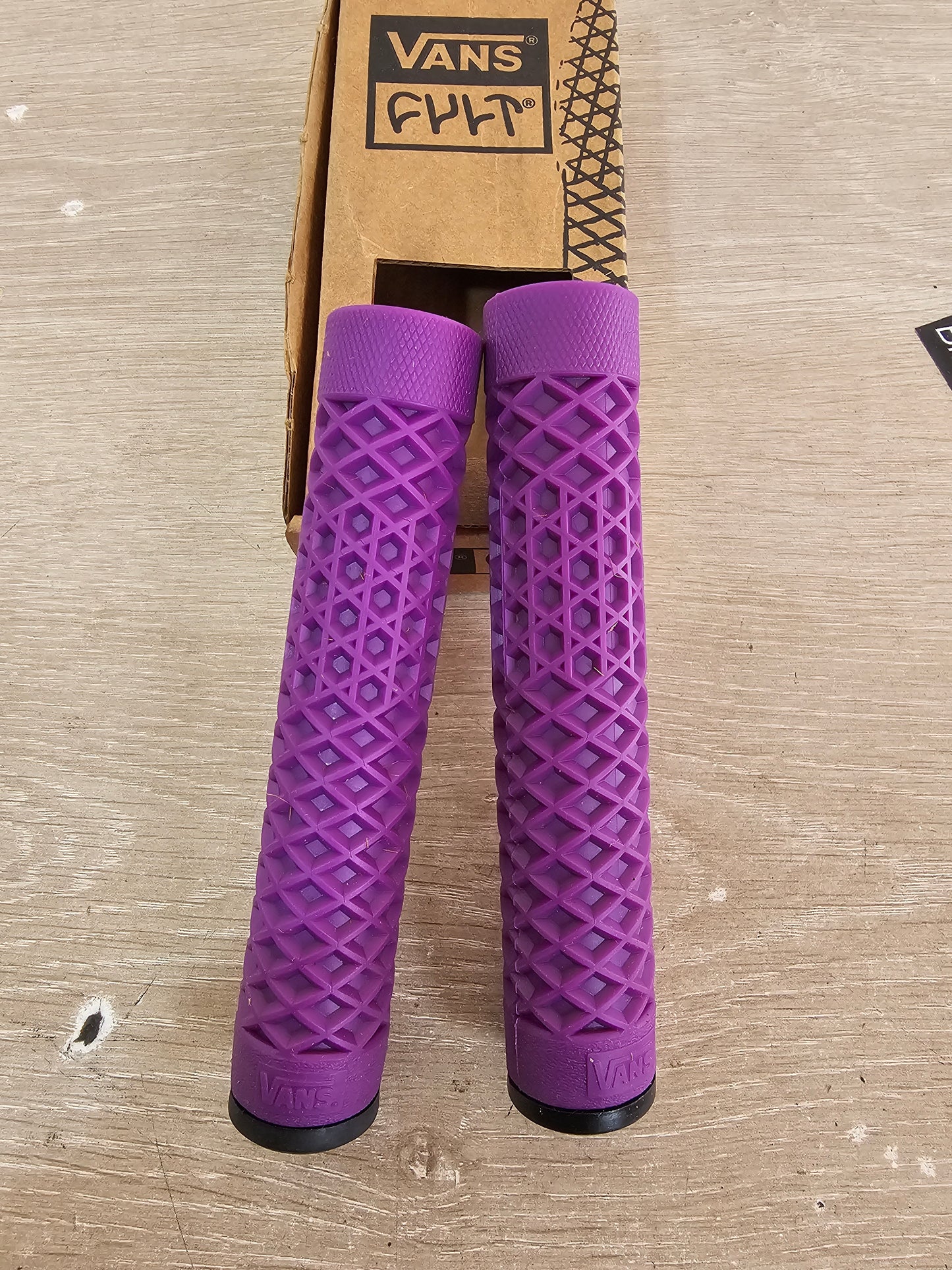 Cult vans grip , negro , goma , morado , blanco