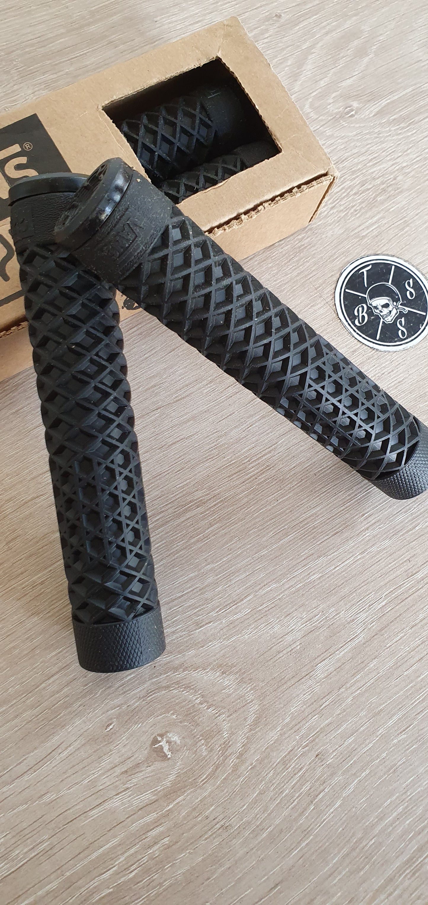 Cult vans grip , negro , goma , morado , blanco