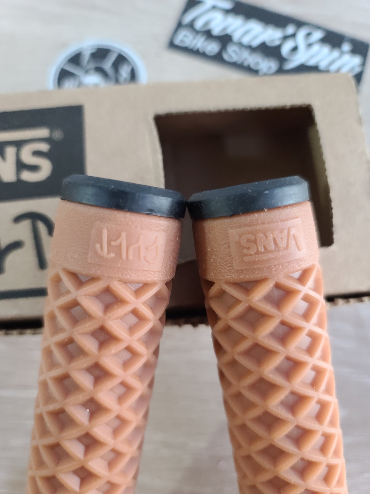 Cult vans grip , negro , goma , morado , blanco