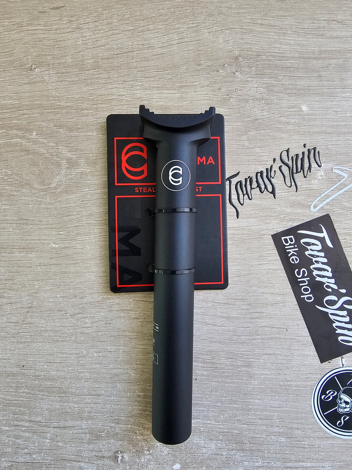 cinema pivotal/stealth  negro y cromo