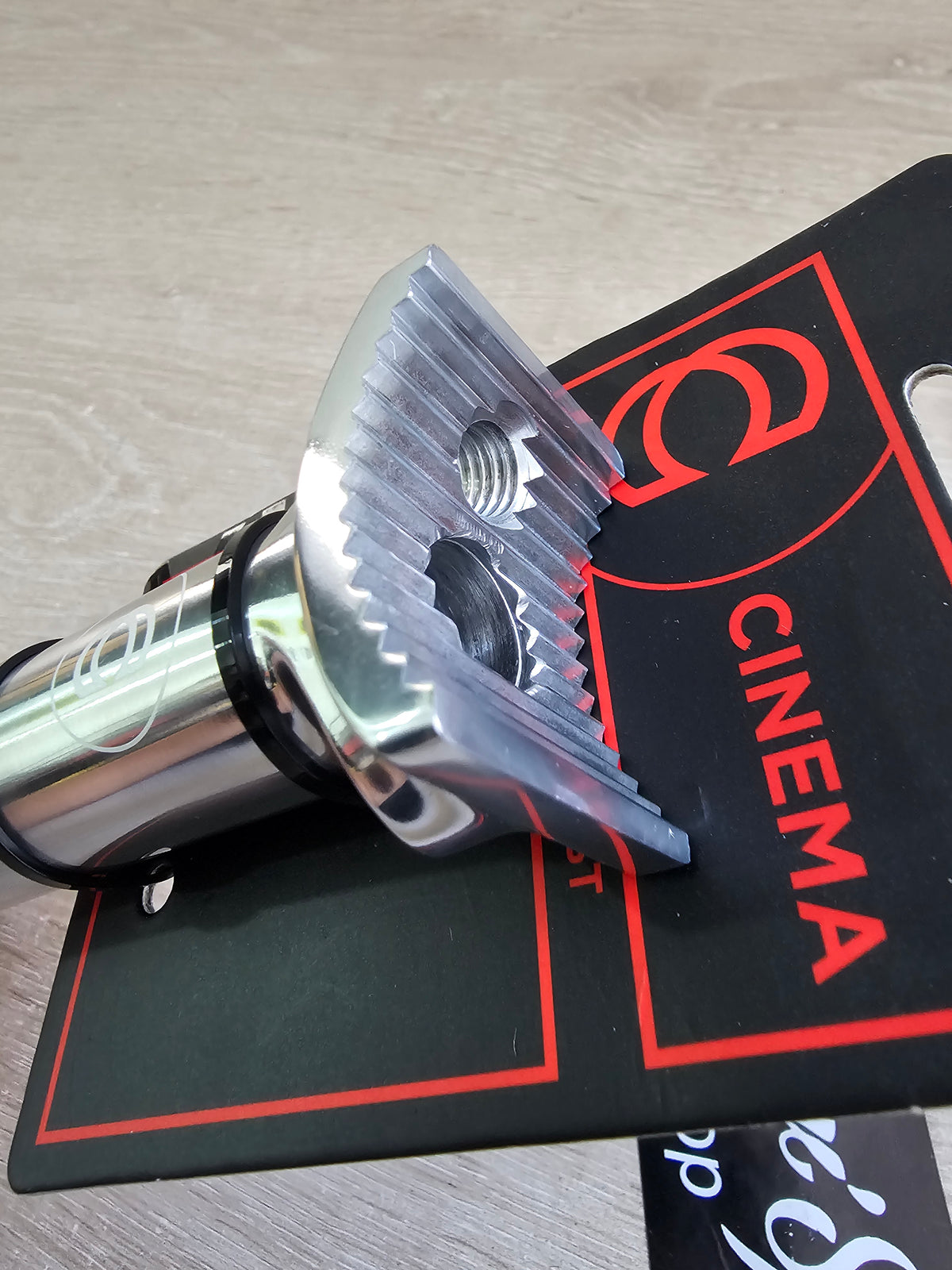 cinema pivotal/stealth  negro y cromo