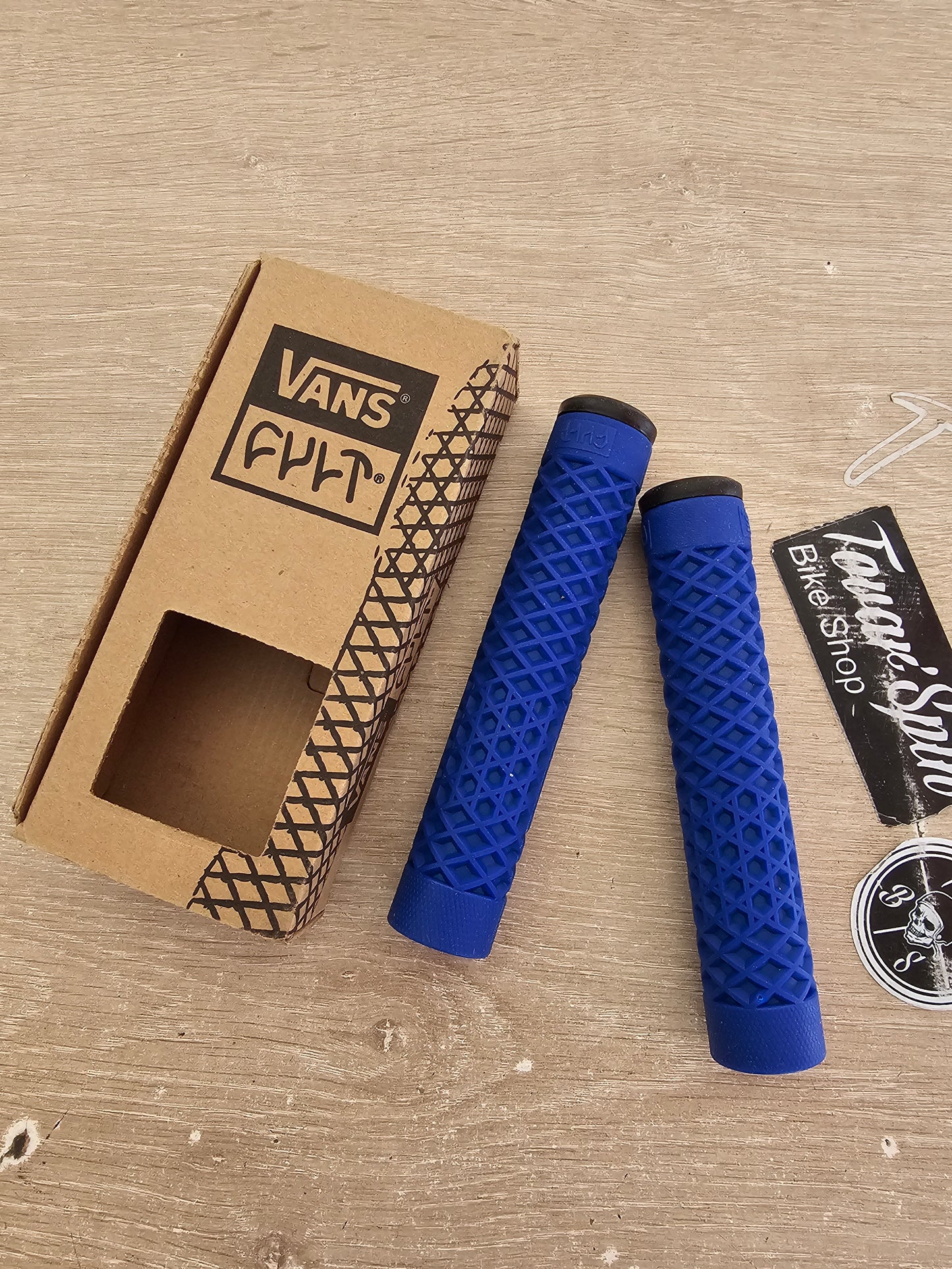 Cult vans grip , negro , goma  , morado , blanco