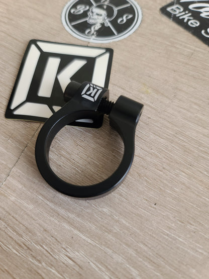 Abrazadera de asiento kink