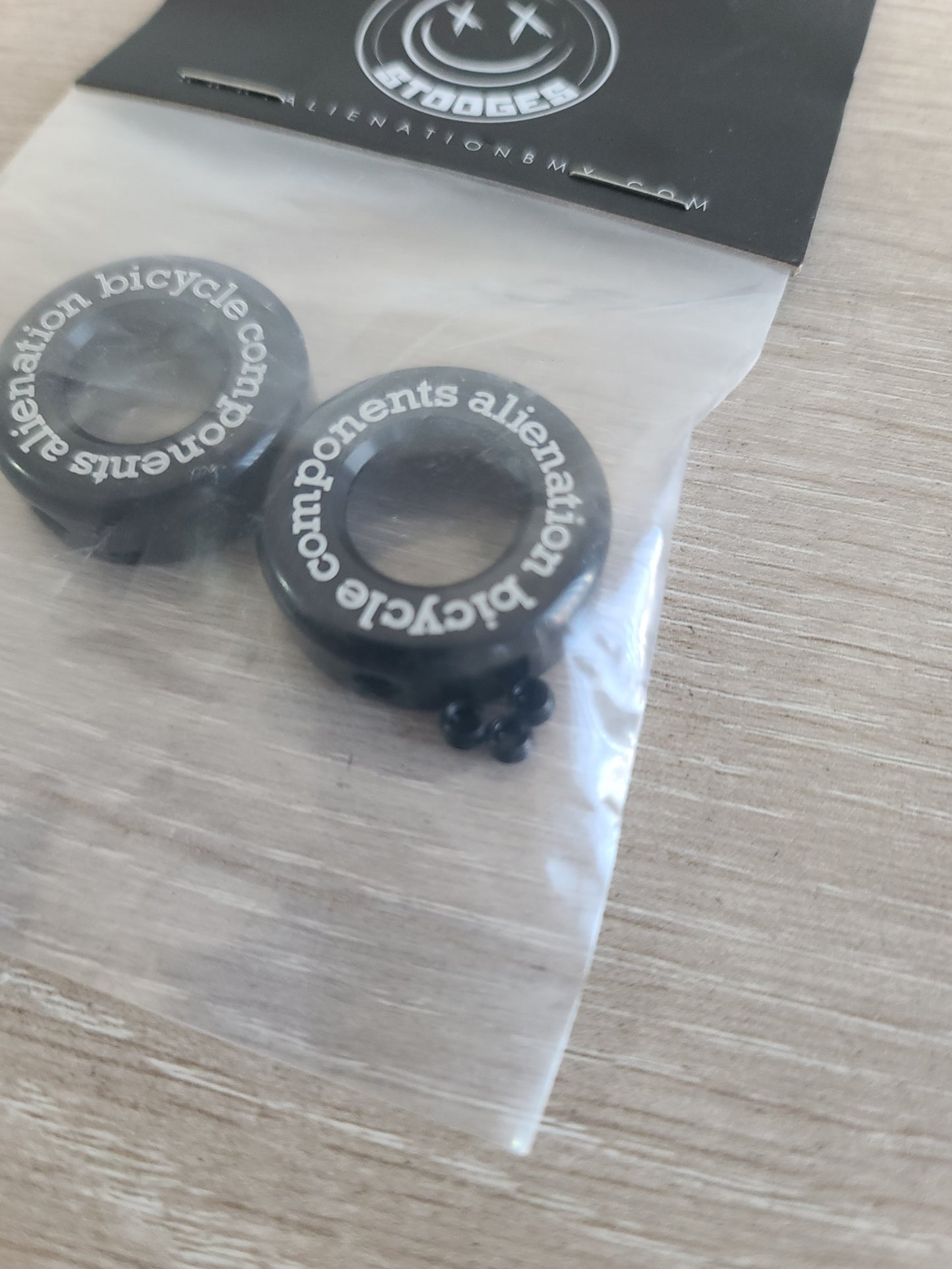 Tapones de manubrio alienation