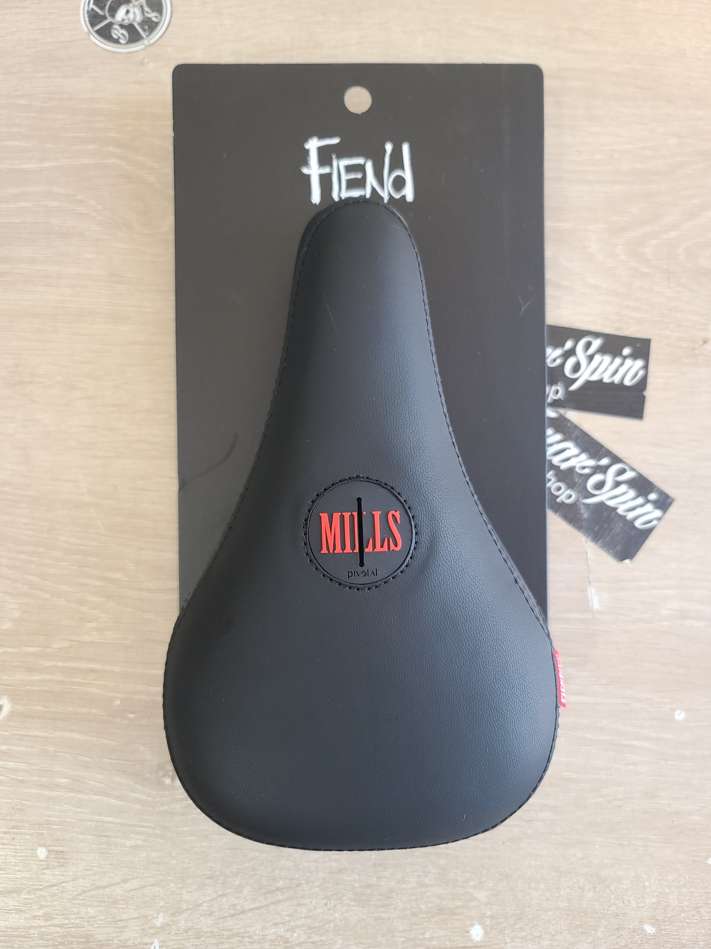 Fiend lewis mills negro y blanco