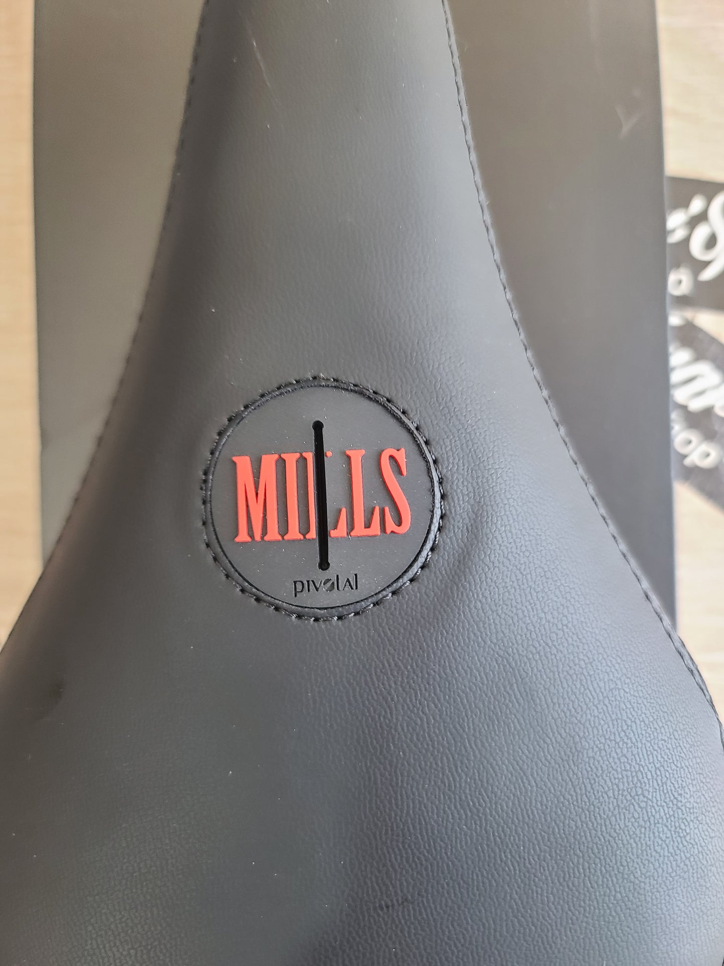 Fiend lewis mills negro y blanco