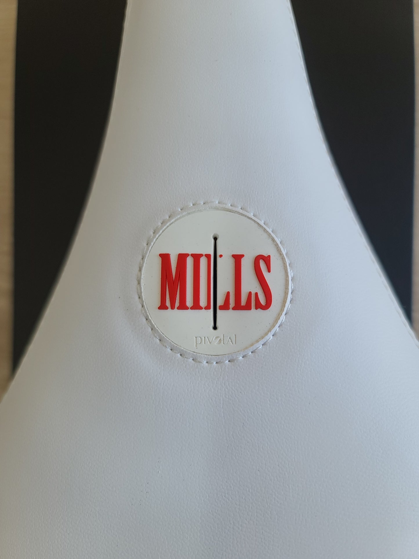Fiend lewis mills negro y blanco